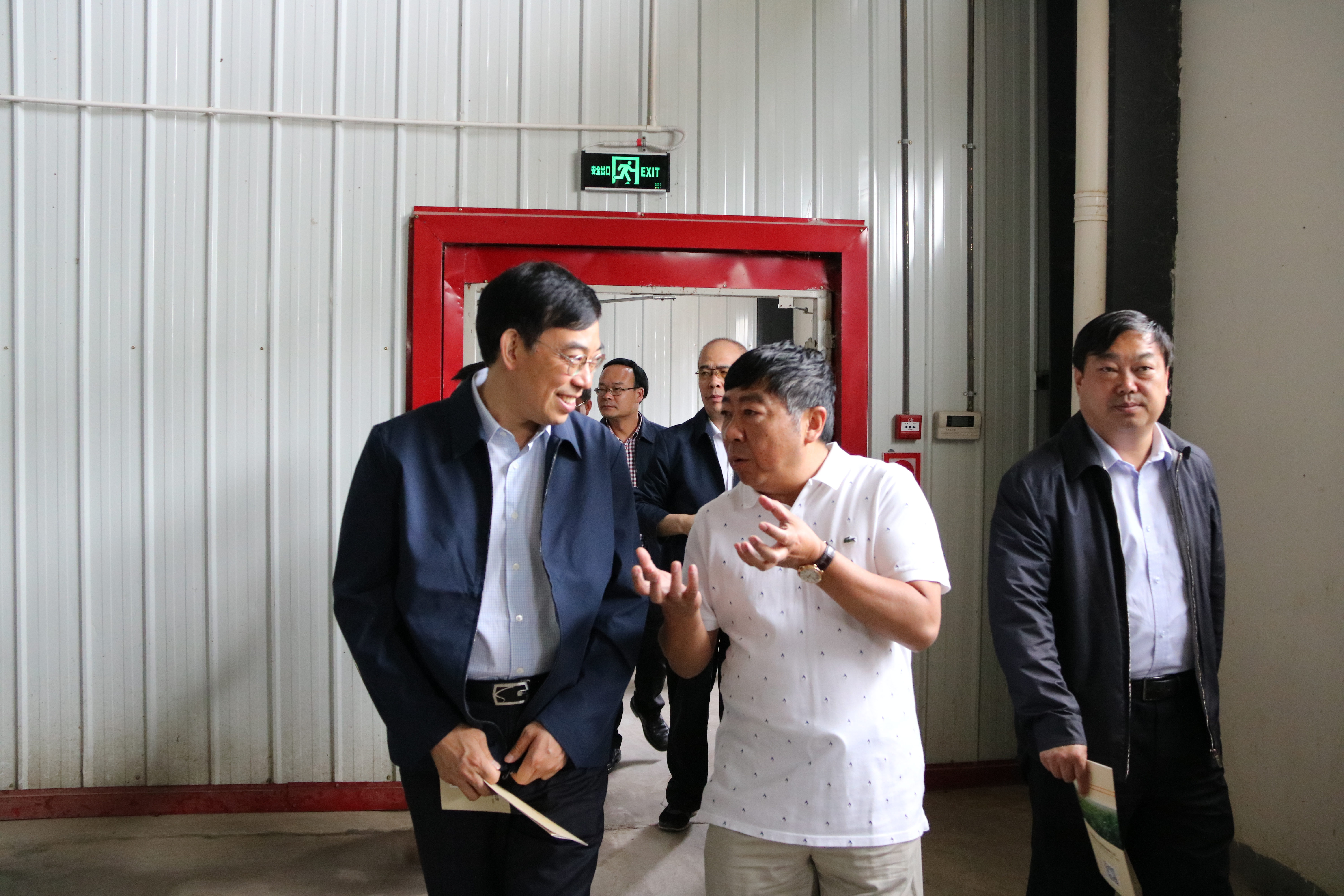 考察组一行在公司董事长钱体辉的陪同下深入生产车间,进行实地考察.